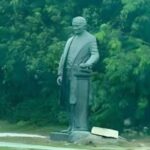 Dejan estatua de Andrés de Quintana Roo frente a predio baldío en Playa del Carmen