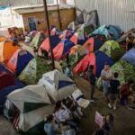 Migrantes desesperados cruzan la frontera de México a EEUU pese a los crecientes riesgos