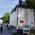 Hallan a 148 personas, incluidas decenas de niños, en un camión abandonado en México