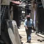 El número de pobres en México se reduce según Coneval