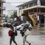 El huracán Hilary se debilita en su avance hacia México