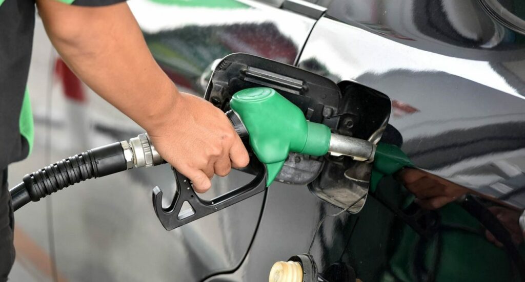México reduce importaciones de gasolina al nivel más bajo en 17 meses