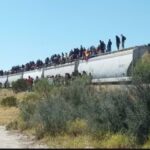 Grupo México inmoviliza 60 trenes para evitar que miles de migrantes los aborden