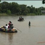 Familias de migrantes cruzan en balsas improvisadas el río Suchiate, entre Guatemala y México, para acercarse a EE.UU.
