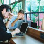 10 comportamientos que pueden hacer que pierdas el respeto en el trabajo (y son fáciles de detener).