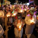 En México se realizó un desfile de muñecos y disfraces de esqueletos previo al Día de los Muertos