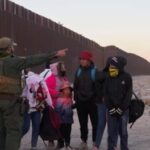 Gobernador texano firma ley que permite detener y expulsar migrantes a México