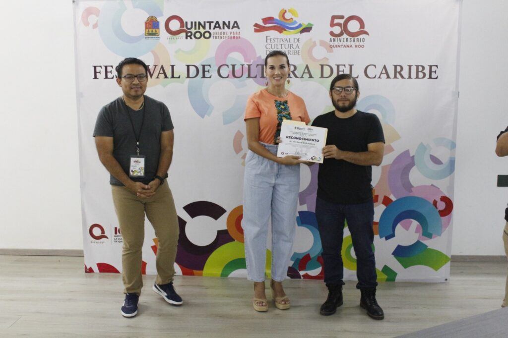 Lilian Villanueva cierra el taller “Acercamiento al Pensamiento Caribeño y Latinoamericano” en el Festival de Cultura del Caribe 2024  🔸 el Festival de Cultura del Caribe 2024 se consolida como un espacio valioso para la promoción del pensamiento crítico y la apreciación de la diversidad cultural   #QUINTANAROO | En el marco del Festival de Cultura del Caribe 2024, se llevó a cabo con éxito el taller “Acercamiento al Pensamiento Caribeño y Latinoamericano”, impartido por el filósofo, poeta y escritor David Ortiz. La clausura del taller, que tuvo lugar en la Biblioteca Javier Rojo Gómez y fue encabezada por Lilian Villanueva, Directora del Instituto de Cultura y Artes de Quintana Roo.  Villanueva subrayó la relevancia de generar espacios de reflexión y diálogo que permitan a los participantes profundizar en la comprensión de la identidad caribeña y las problemáticas que enfrentan estos pueblos, especialmente en términos de resistencia cultural. Durante el taller, se exploraron diversas perspectivas sobre la cultura caribeña, fomentando un intercambio enriquecedor entre los asistentes.  El evento atrajo a un público diverso, incluyendo jóvenes estudiantes de la carrera en Educación, estudiantes de secundaria y preparatoria, mediadores de lectura, artistas y ciudadanos interesados en la temática. Villanueva destacó que este tipo de actividades son fundamentales para sensibilizar a las nuevas generaciones sobre la riqueza cultural de la región y su historia.  Con esta iniciativa, el Festival de Cultura del Caribe 2024 se consolida como un espacio valioso para la promoción del pensamiento crítico y la apreciación de la diversidad cultural, contribuyendo a fortalecer la identidad caribeña entre los jóvenes y la comunidad en general.