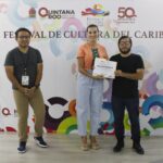 Lilian Villanueva cierra el taller “Acercamiento al Pensamiento Caribeño y Latinoamericano” en el Festival de Cultura del Caribe 2024 🔸 el Festival de Cultura del Caribe 2024 se consolida como un espacio valioso para la promoción del pensamiento crítico y la apreciación de la diversidad cultural #QUINTANAROO | En el marco del Festival de Cultura del Caribe 2024, se llevó a cabo con éxito el taller “Acercamiento al Pensamiento Caribeño y Latinoamericano”, impartido por el filósofo, poeta y escritor David Ortiz. La clausura del taller, que tuvo lugar en la Biblioteca Javier Rojo Gómez y fue encabezada por Lilian Villanueva, Directora del Instituto de Cultura y Artes de Quintana Roo. Villanueva subrayó la relevancia de generar espacios de reflexión y diálogo que permitan a los participantes profundizar en la comprensión de la identidad caribeña y las problemáticas que enfrentan estos pueblos, especialmente en términos de resistencia cultural. Durante el taller, se exploraron diversas perspectivas sobre la cultura caribeña, fomentando un intercambio enriquecedor entre los asistentes. El evento atrajo a un público diverso, incluyendo jóvenes estudiantes de la carrera en Educación, estudiantes de secundaria y preparatoria, mediadores de lectura, artistas y ciudadanos interesados en la temática. Villanueva destacó que este tipo de actividades son fundamentales para sensibilizar a las nuevas generaciones sobre la riqueza cultural de la región y su historia. Con esta iniciativa, el Festival de Cultura del Caribe 2024 se consolida como un espacio valioso para la promoción del pensamiento crítico y la apreciación de la diversidad cultural, contribuyendo a fortalecer la identidad caribeña entre los jóvenes y la comunidad en general.