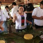 Participa Blanca Merari con estudiantes de la UT en un taller sobre la elaboración del tradicional Mucbipollo