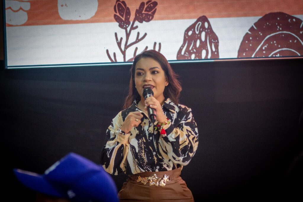 Cinthia Teniente realiza sesión solemne para tomar protesta al nuevo patronato del DIF en Villagrán