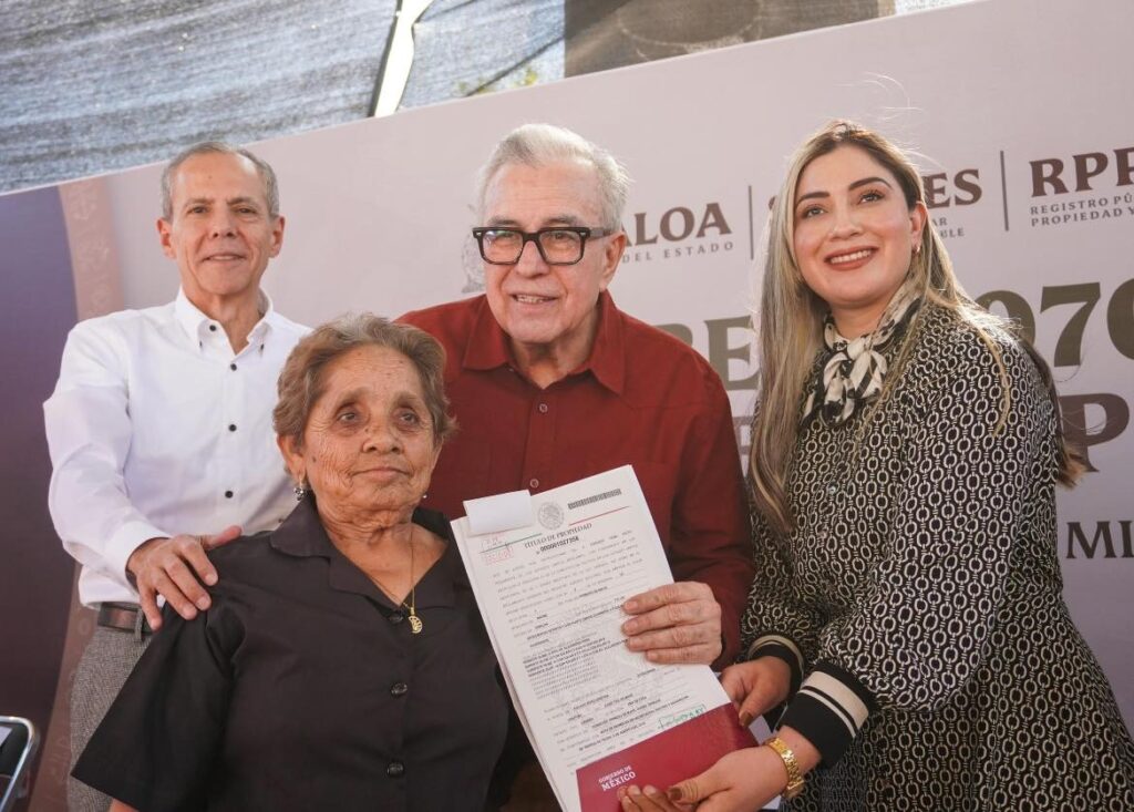 Gerardo Vargas Landeros entrega Títulos de Propiedad a 970 familias de Ahome