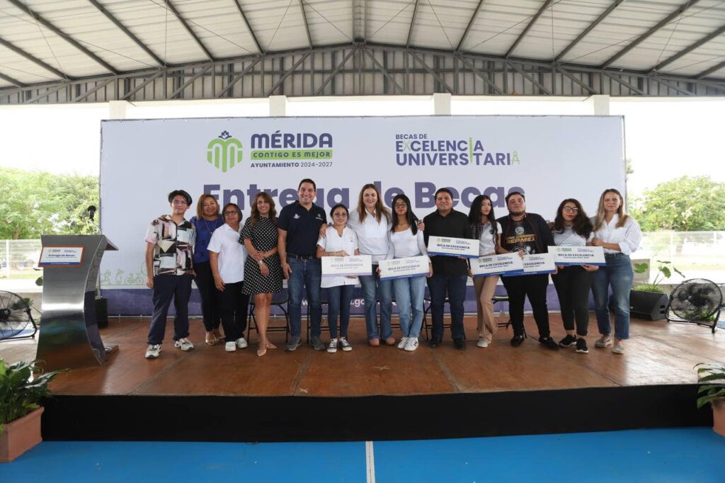 Ayuntamiento de Mérida entrega Becas de Excelencia Universitaria
