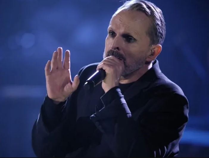 «¿Estamos bien?»: Así reaccionó Miguel Bosé tras el sismo durante su concierto