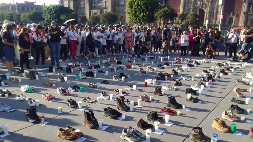 Entre zapatos y velas, miles se unen al luto nacional por las víctimas del crematorio de Teuchitlán