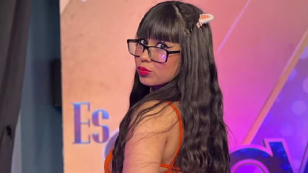 Conductora de Multimedios Robertita Franco sufre accidente y su camioneta se incendia