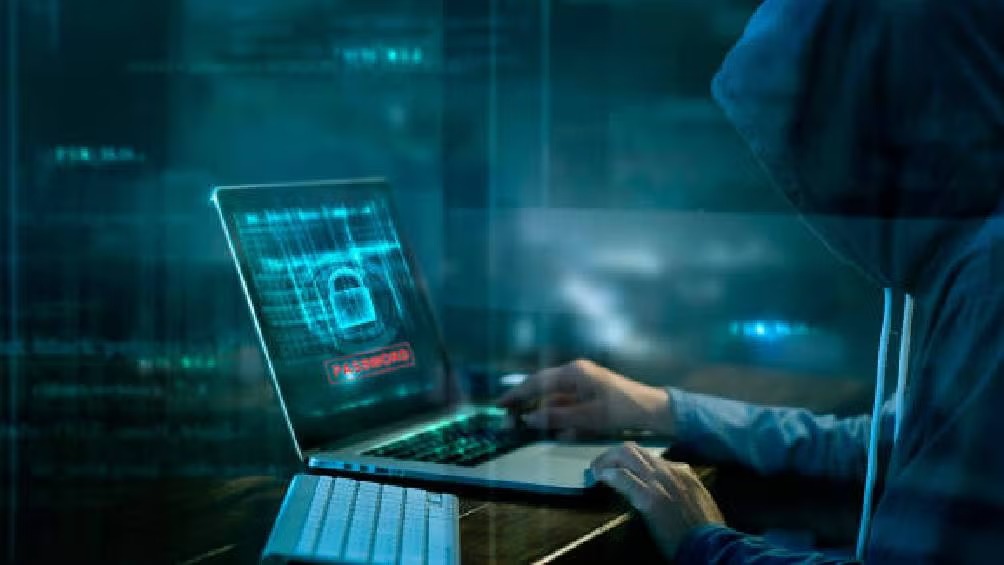 FBI lanza advertencia a usuarios de Gmail y Outlook por robo de datos e información