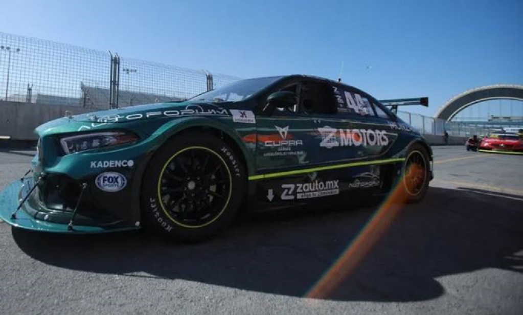 Piloto poblano sube al podio en la Súper Copa pese a incendio de su auto