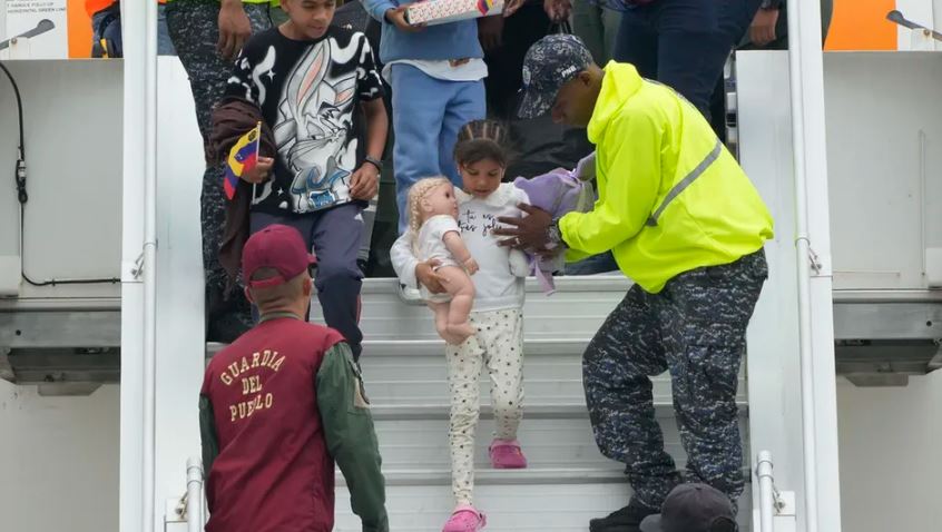 Venezuela pacta acuerdo con Estados Unidos para reanudar vuelos de repatriación de migrantes