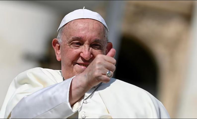 El papa Francisco será dado de alta hoy; “su vida corrió peligro dos veces”
