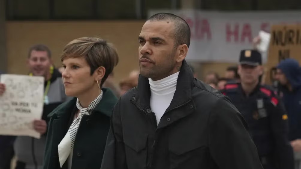 Tribunal español anula la condena por violación del futbolista Dani Alves