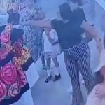 Mujeres arrojan cloro a trajes típicos en mercado de Juchitán por supuesta disputa financiera