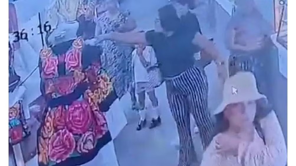 Mujeres arrojan cloro a trajes típicos en mercado de Juchitán por supuesta disputa financiera