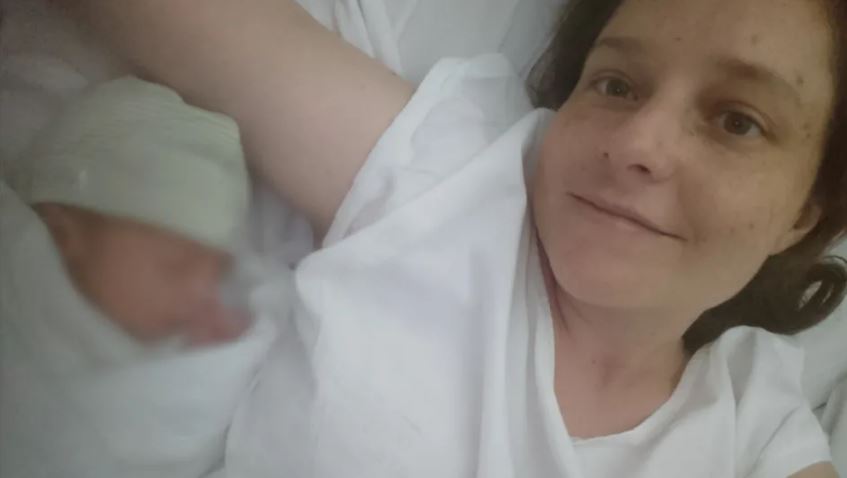 Mujer descubre que está embarazada y da a luz el mismo día; pensaba que sólo tenía dolor de estómago