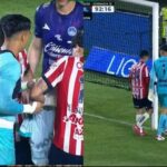 Chivas iguala con el ‘Guti’ de portero y una locura total con expulsiones ante Mazatlán