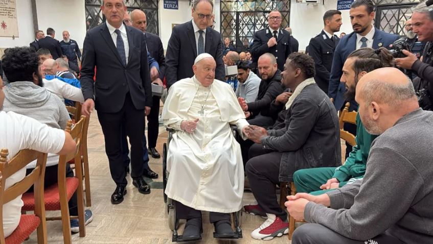 Papa Francisco visita prisión durante Jueves Santo pese a su convalecencia