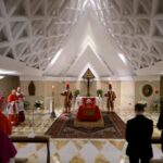 Vaticano publica primeras imágenes de velatorio del papa Francisco