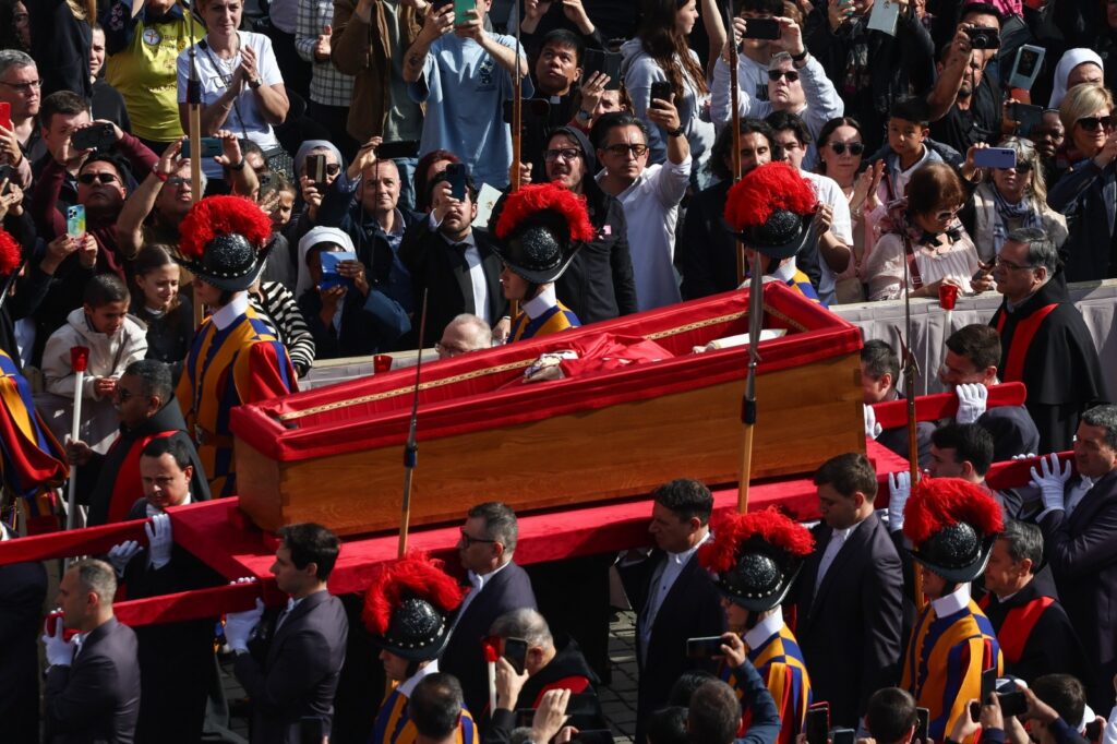 Trasladan cuerpo del papa Francisco a Basílica de San Pedro; fieles podrán despedirse