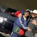 Eduin Caz le regala lujosa camioneta a acordeonista de Grupo Firme por su cumpleaños