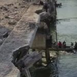 Pobladores saquean tráiler que cayó al río en Tabasco