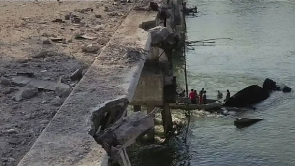 Pobladores saquean tráiler que cayó al río en Tabasco