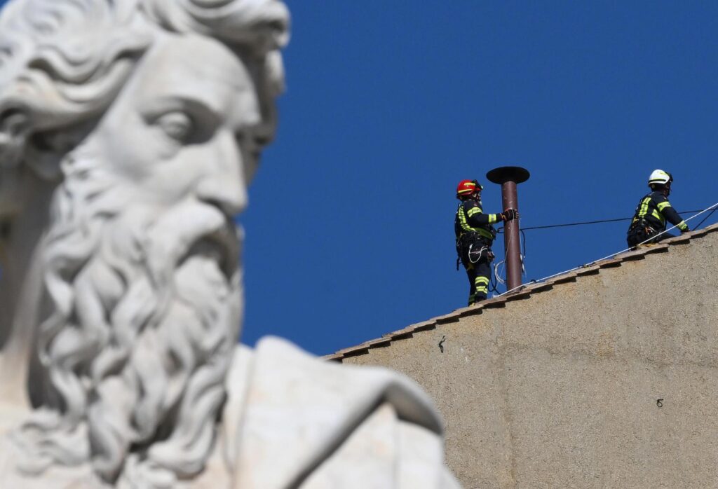 Instalan la chimenea del cónclave en la Capilla Sixtina: todo listo para elegir al nuevo papa