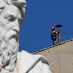 Instalan la chimenea del cónclave en la Capilla Sixtina: todo listo para elegir al nuevo papa