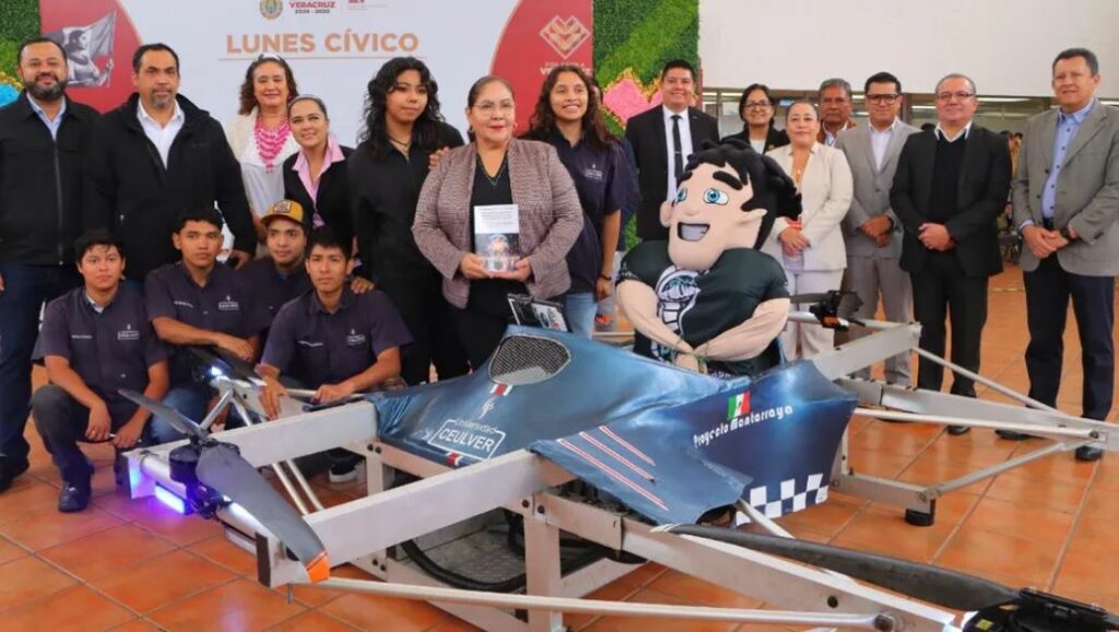 Primer auto volador mexicano es presentado en base aérea de Santa Lucía