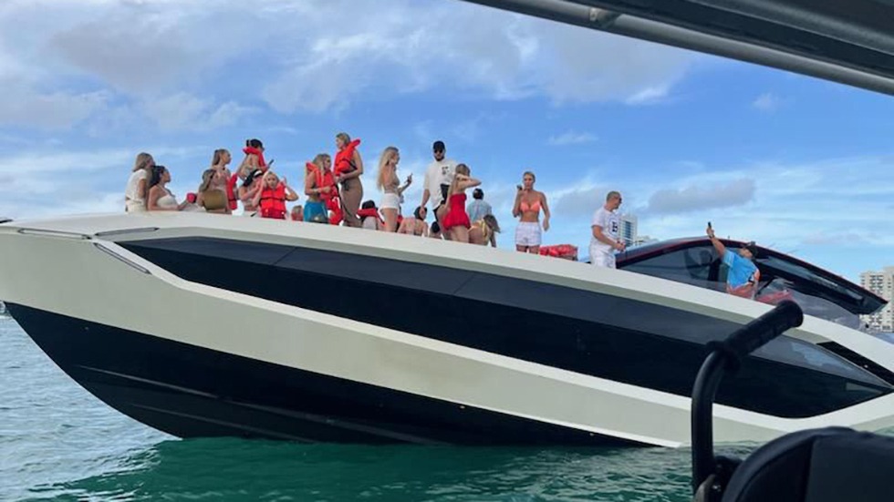 Se hunde lujoso yate Lamborghini con 32 influencers a bordo en Miami