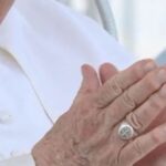 Destruyen el anillo del Papa Francisco en última congregación del cónclave