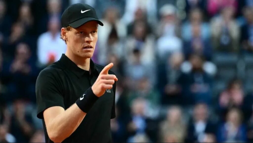 Jannik Sinner vuelve a la pista de arcilla en Italia tras tres meses de suspensión