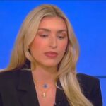 Presentadora de televisión se desmaya en plena transmisión en vivo y causa pánico