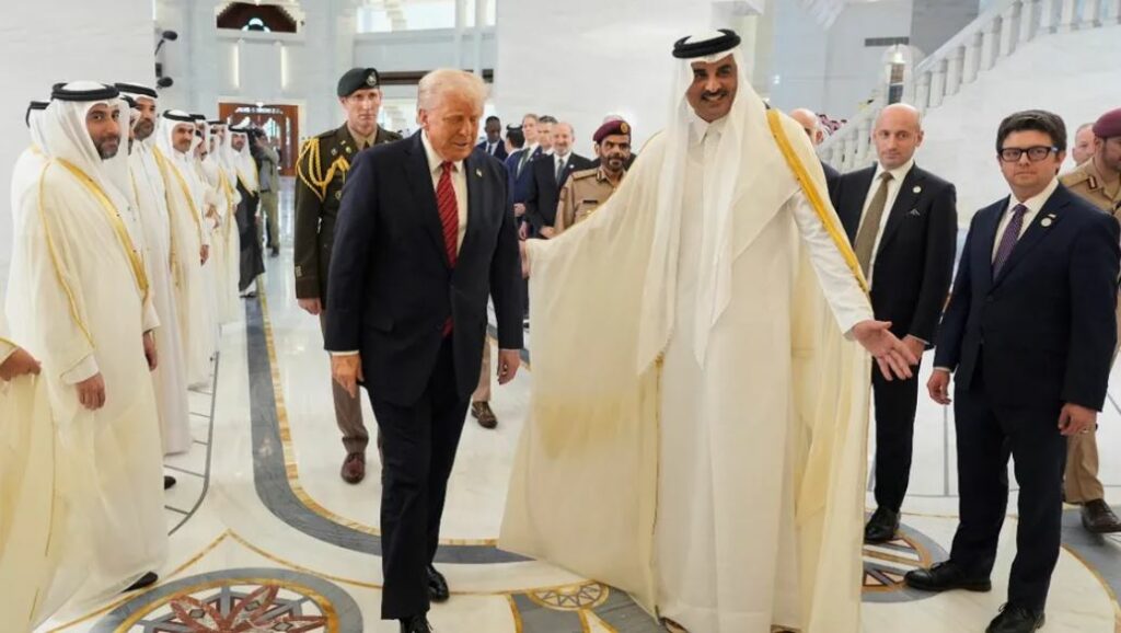 Donald Trump admira riqueza de Oriente Medio; se queja del «pequeño» Air Force One