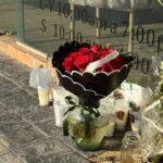 Dejan flores con el mensaje “Perdón” en el salón donde fue asesinada Valeria Márquez