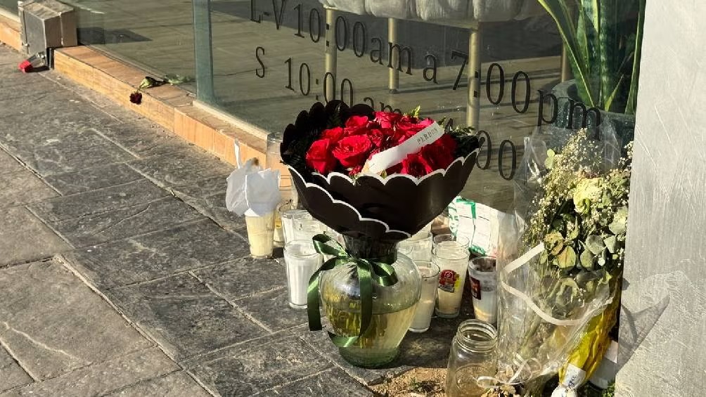 Dejan flores con el mensaje “Perdón” en el salón donde fue asesinada Valeria Márquez