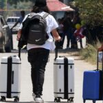 Trump impulsa programa de “autodeportación” con apoyo económico; parte primer vuelo a Honduras y Colombia