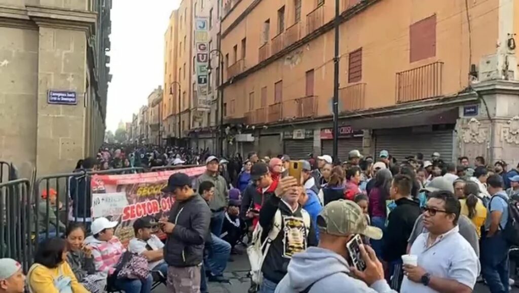 CNTE impide paso de trabajadores y prensa a Mañanera de Sheinbaum