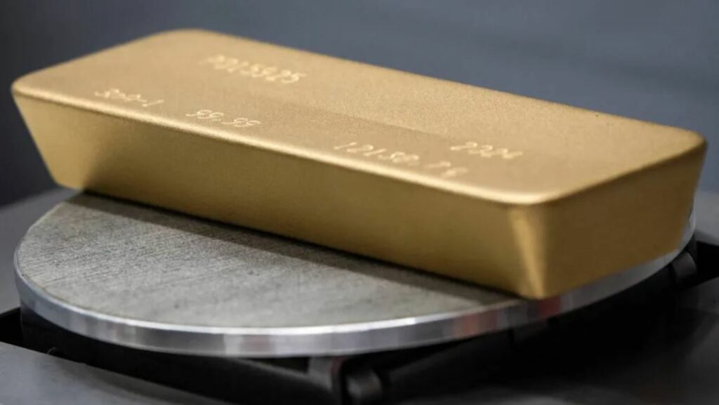 Precio del oro sube por debilidad del dólar y temores fiscales en Estados Unidos