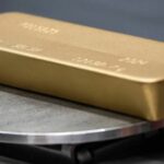 Precio del oro sube por debilidad del dólar y temores fiscales en Estados Unidos