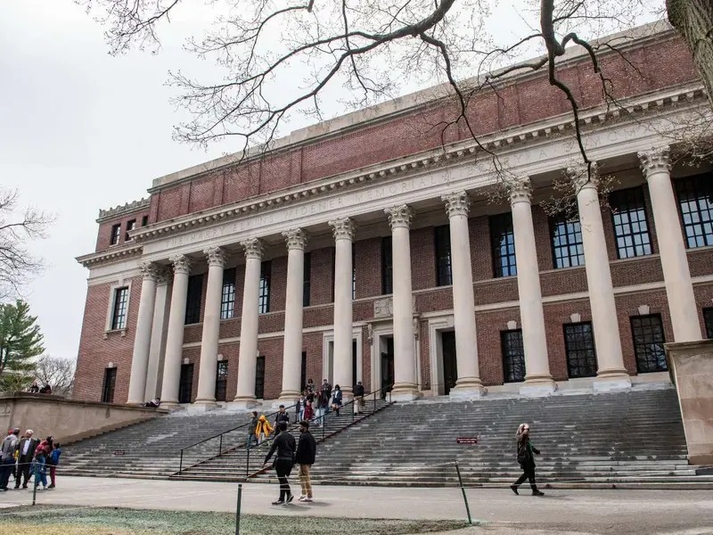 Harvard se va contra Trump y lo demanda por suspenderle la admisión de extranjeros